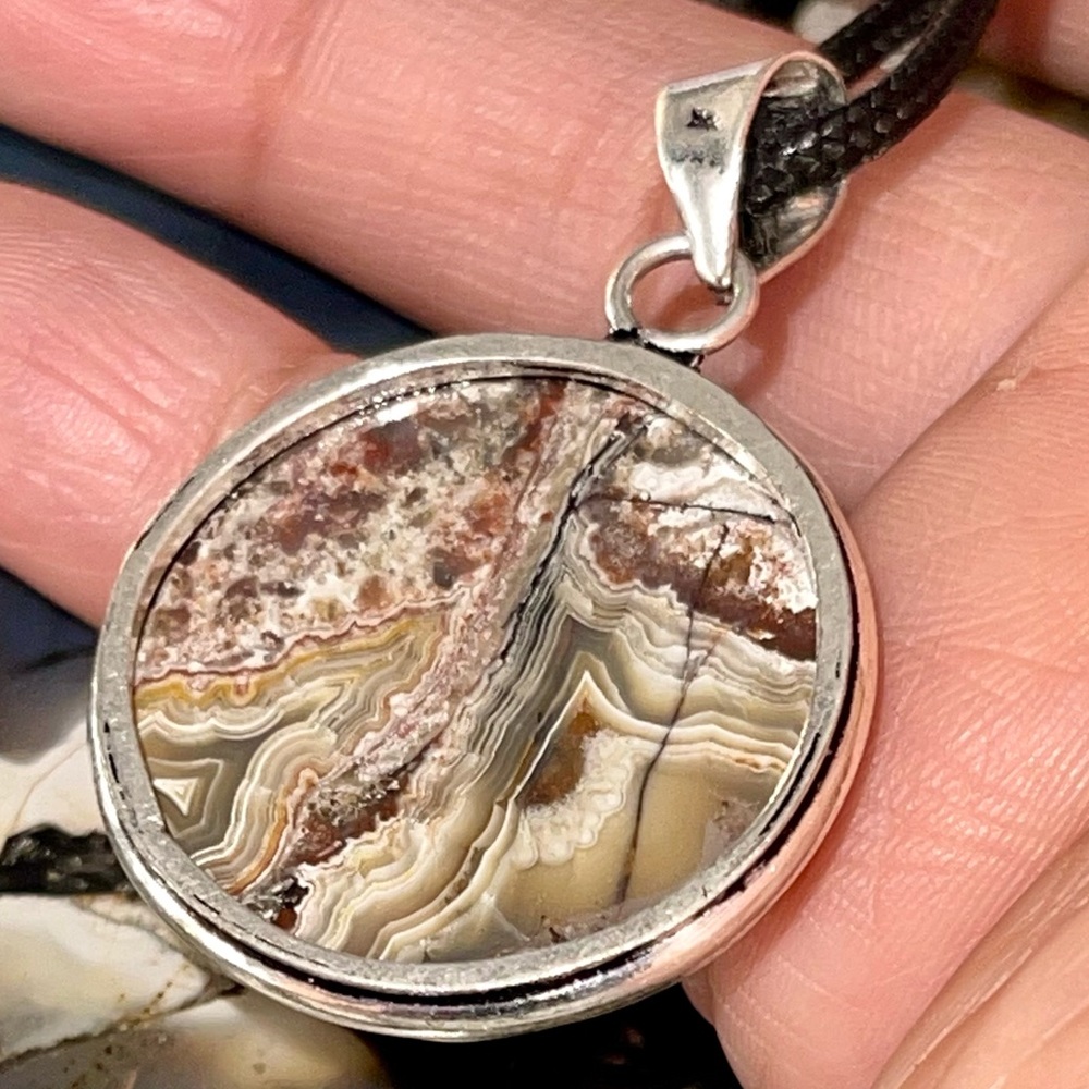 Small Mexican Crazy Lace Agate Pendant 1 1/2” - Picture 8 of 14